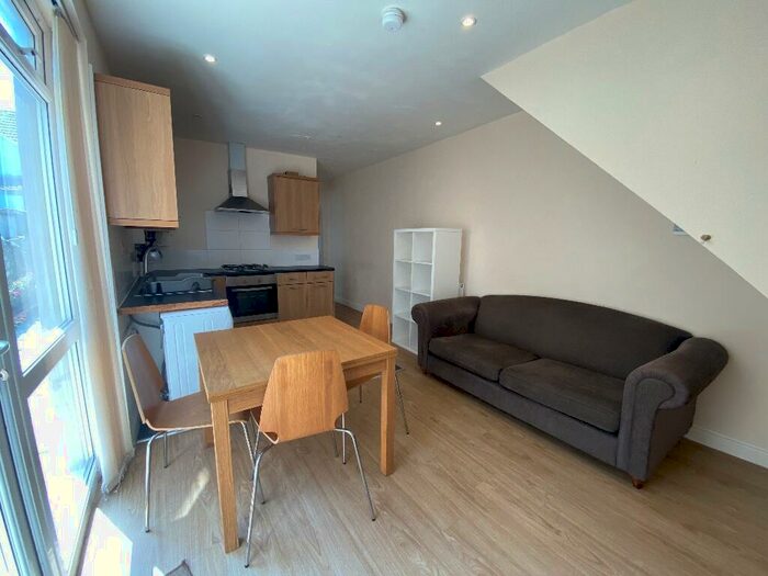 3 Bedroom Maisonette To Rent In Kincraig Street, Cardiff(City), CF24