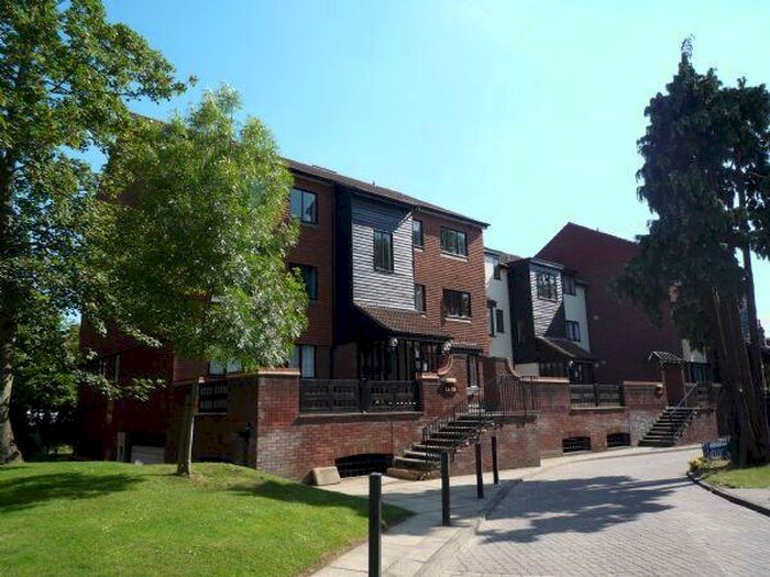 2 Bedroom Flat To Rent In Westfield Park, Hatch End, HA5