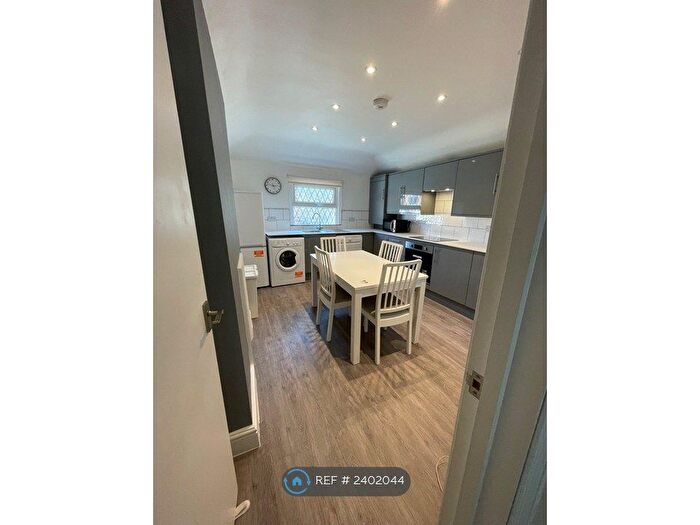 3 Bedroom Maisonette To Rent In Weir Road, London, SW12