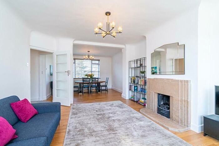 3 Bedroom Flat To Rent In Cleveland Road, London, W13