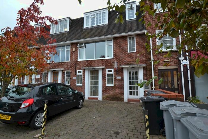 1 Bedroom Flat To Rent In Parkway, Wilmslow, SK9