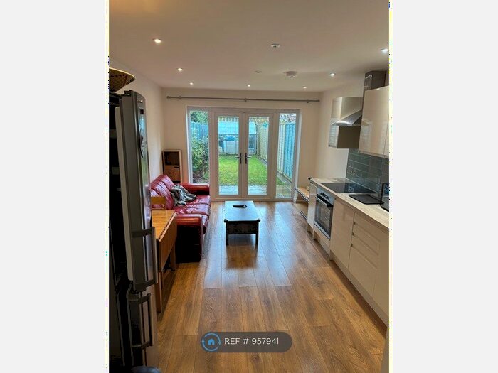 2 Bedroom Flat To Rent In Sandy Lane, Oxford, OX4