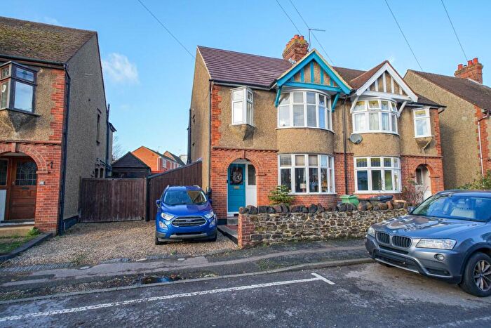 4 Bedroom Semi-Detached House For Sale In Hartwell Crescent, Leighton Buzzard, LU7