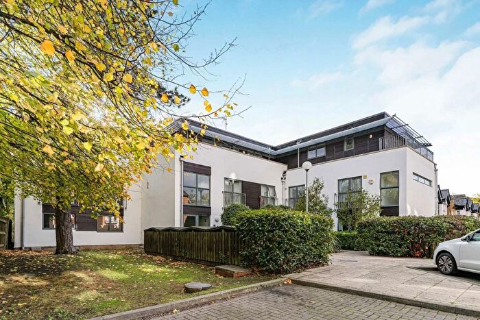 2 Bedroom Flat For Sale In Albans Close, London, SW16