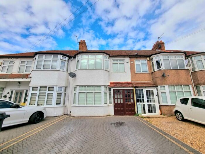 3 Bedroom Property To Rent In Pembroke Road, Palmers Green, N13
