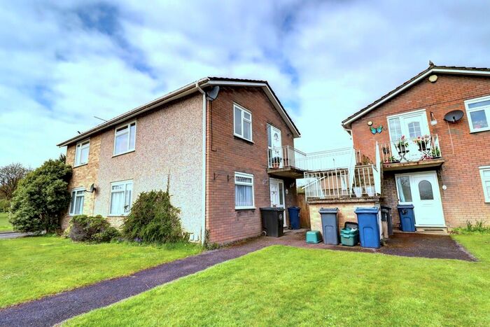3 Bedroom Flat To Rent In Hawthorn Crescent, Hazlemere, High Wycombe, Buckinghamshire, HP15