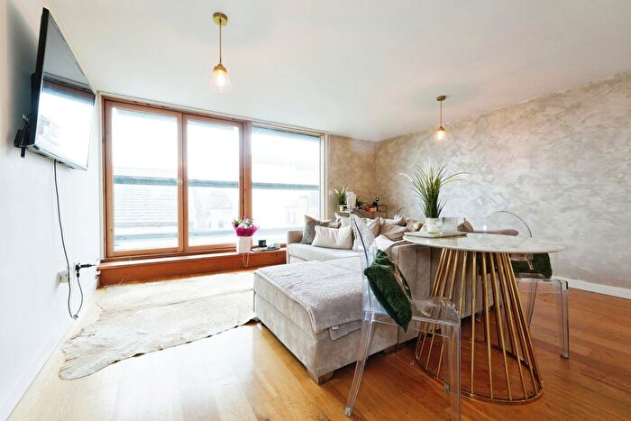 2 Bedroom Flat For Sale In Navigation Walk, Wakefield, West Yorkshire, WF1