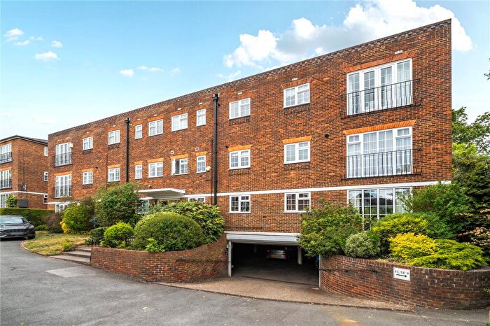3 Bedroom Flat For Sale In Oatlands Drive, Weybridge, KT13