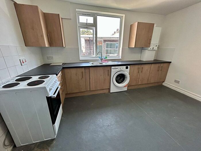3 Bedroom Flat To Rent In Goodson Road, Harlesden, NW10