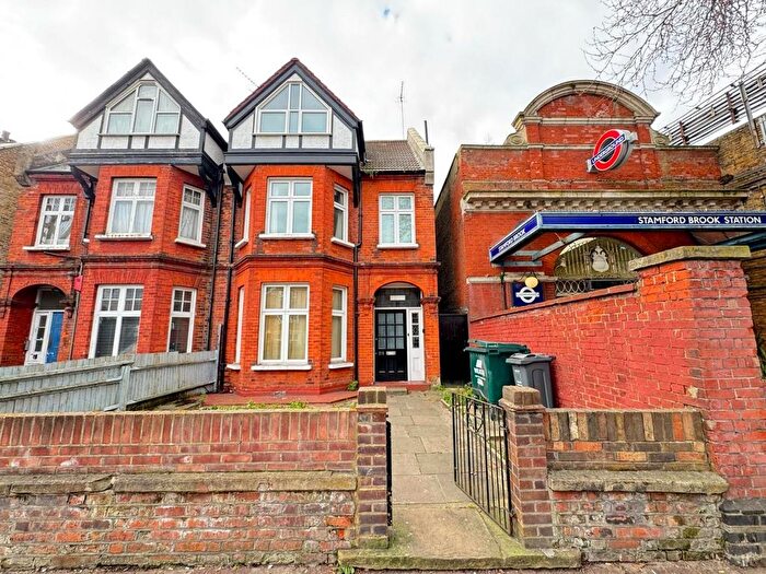 Studio To Rent In Goldhawk Road, London, W6