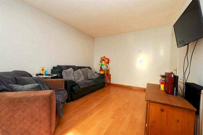 2 Bedroom Flat To Rent In Swakeleys Road, Ickenham, UB10