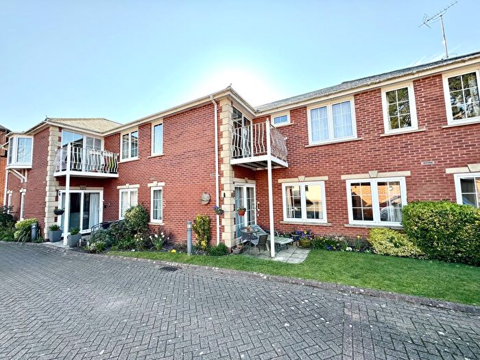 1 Bedroom Flat For Sale In Cedar Lodge, Hartley Wintney, RG27