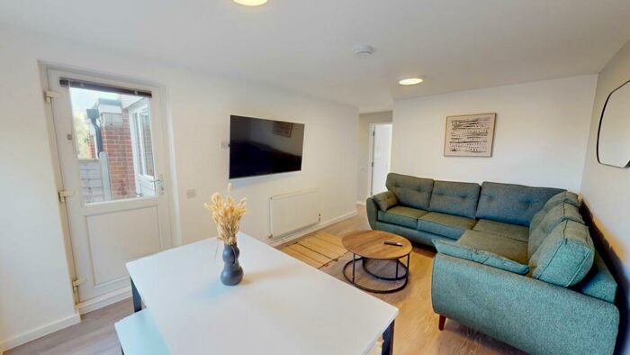 4 Bedroom House To Rent In Lebanon Close, EX4