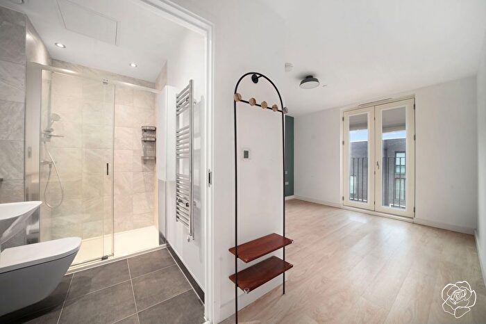 3 Bedroom Flat For Sale In Triathlon Point, Madison Way, Stratford, E20