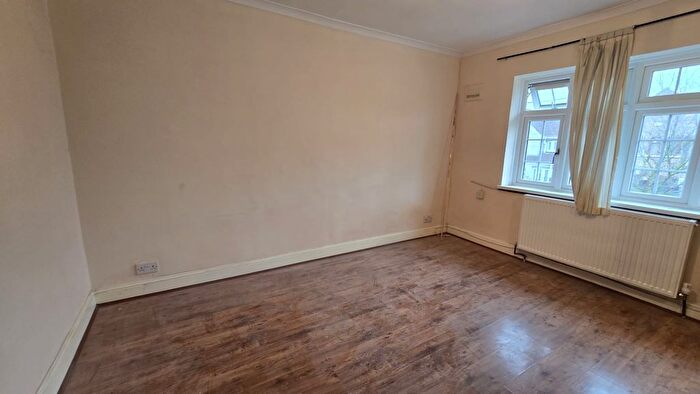 3 Bedroom End Of Terrace House To Rent In Leyswood Drive, Newbury Park, IG2