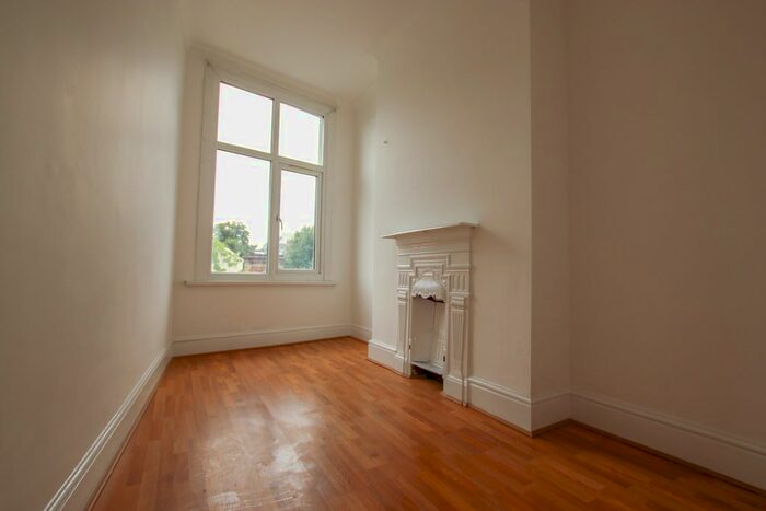 3 Bedroom Flat To Rent In Ross Parade, Wallington, SM6