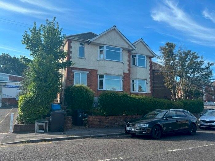 2 Bedroom Flat To Rent In Douglas Road, Parkstone, Poole, BH12