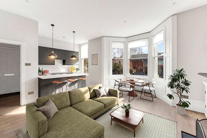 2 Bedroom Flat For Sale In Bishops Road, Highgate Village, London, N6