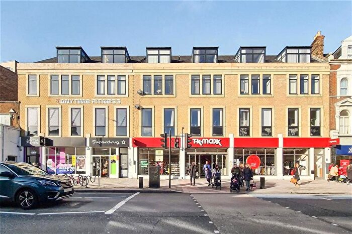 2 Bedroom Flat To Rent In Balham High Road, Balham, SW12