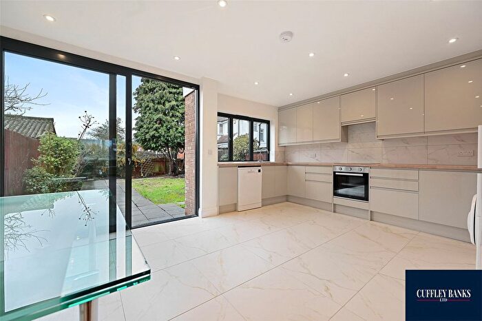 4 Bedroom Semi Detached House To Rent In Colwyn Avenue, Perivale, Middlesex, UB6