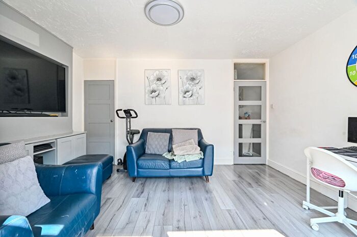 2 Bedroom Maisonette To Rent In Marshfield Street, Isle Of Dogs, London, E14
