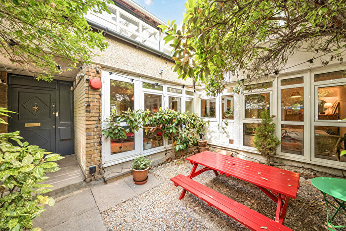 3 Bedroom Apartment For Sale In Flaxman Road, London, SE5