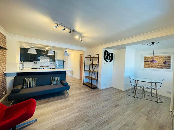 1 Bedroom Flat To Rent In Carlton Court, Nether Street, N3