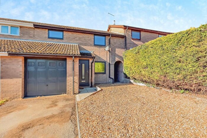 3 Bedroom Semi-Detached House For Sale In Redcot Gardens, Stamford, PE9