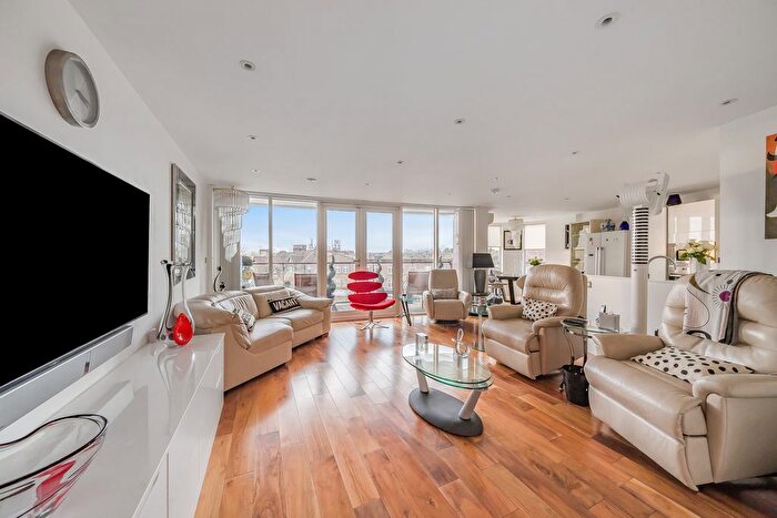 3 Bedroom Flat To Rent In Titan Court, Flower Lane, Mill Hill, NW7