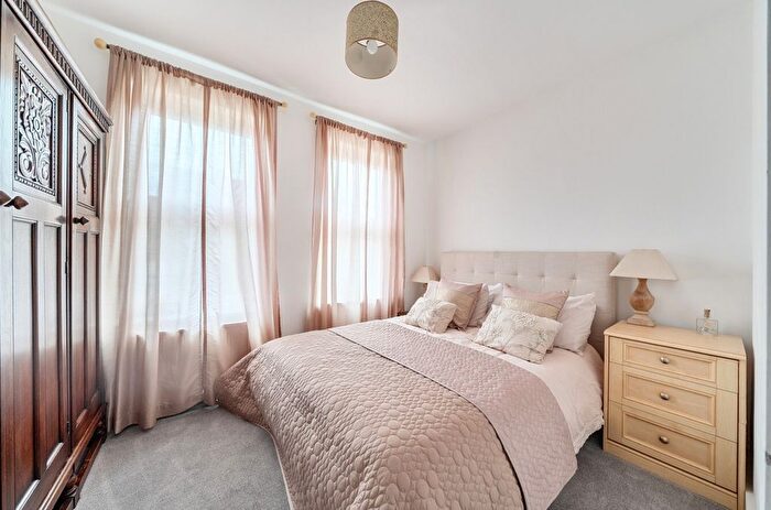 2 Bedroom Flat For Sale In Hollow Lane, Shinfield, Reading, RG2