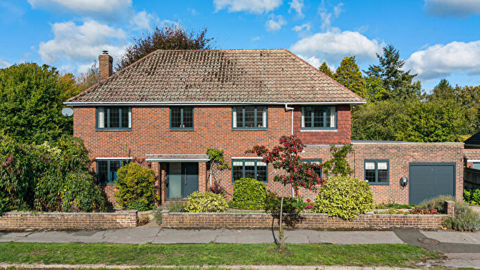 4 Bedroom Detached House For Sale In Barnfield Road, Petersfield, Hampshire, GU31
