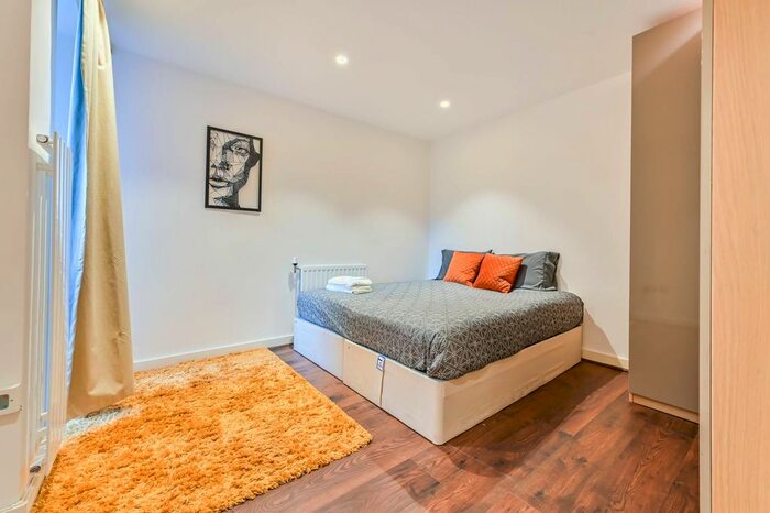 2 Bedroom Flat To Rent In Fergusson Mews, Clapham North, London, SW4