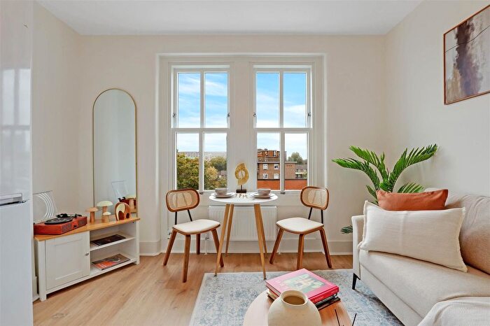 2 Bedroom Flat For Sale In Old Kent Road, London, SE1