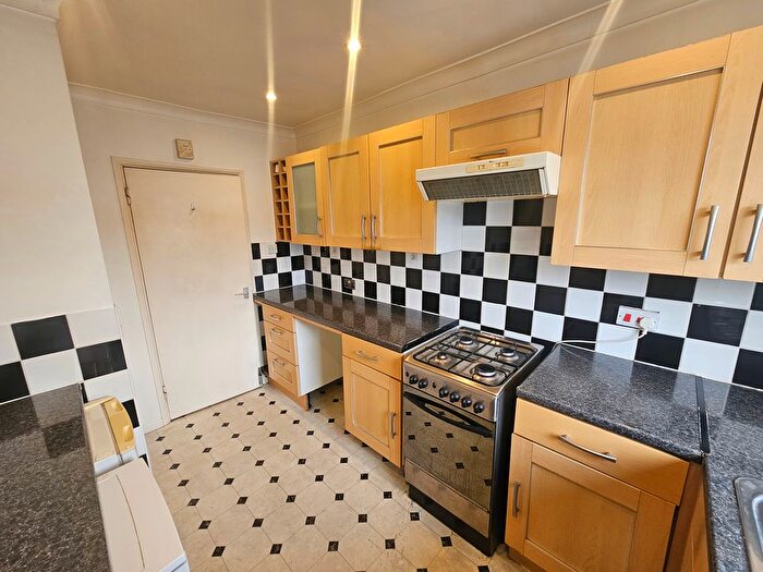 2 Bedroom Flat To Rent In The Greenway, Uxbridge, UB8
