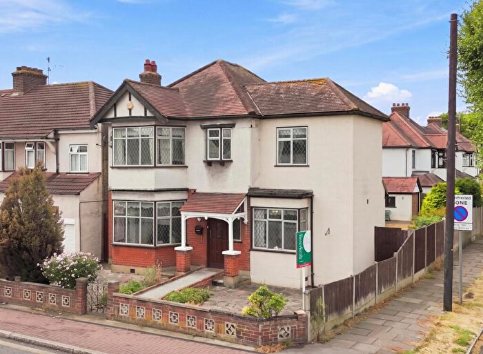 3 Bedroom Detached House For Sale In Upper Brentwood Road, Gidea Park, RM2