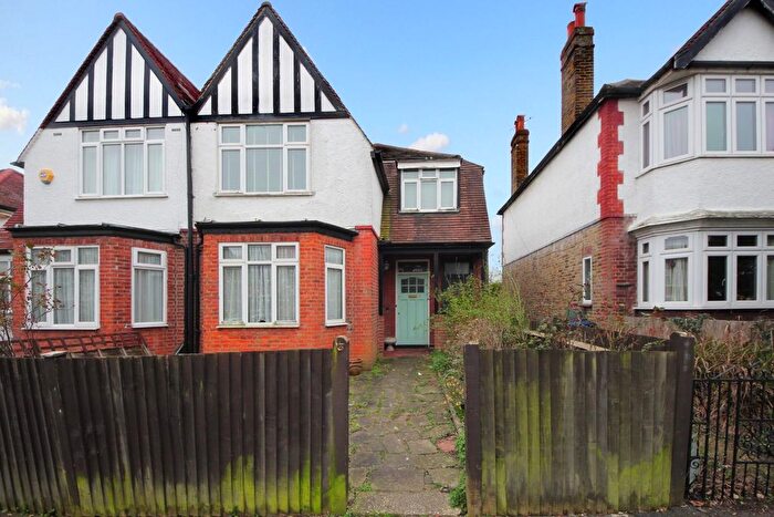 2 Bedroom Flat For Sale In Rosemount Road, W13