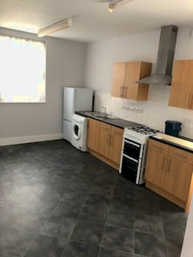 2 Bedroom Flat To Rent In Finchley Road, Westcliff-on-Sea, Essex, SS0