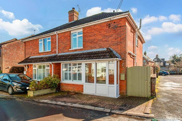 2 Bedroom Character Property For Sale In Queens Parade, Lyndhurst, SO43