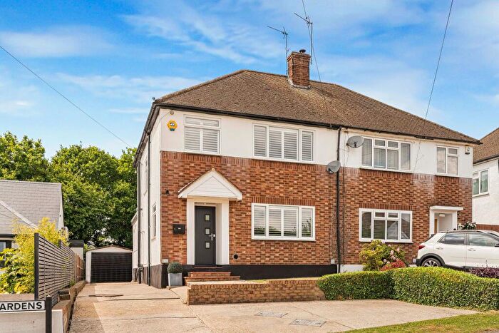 3 Bedroom Semi-Detached House For Sale In Westland Drive, Brookmans Park, AL9