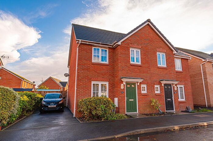 3 Bedroom Semi-Detached House For Sale In Clos Honddu, Bettws, NP20