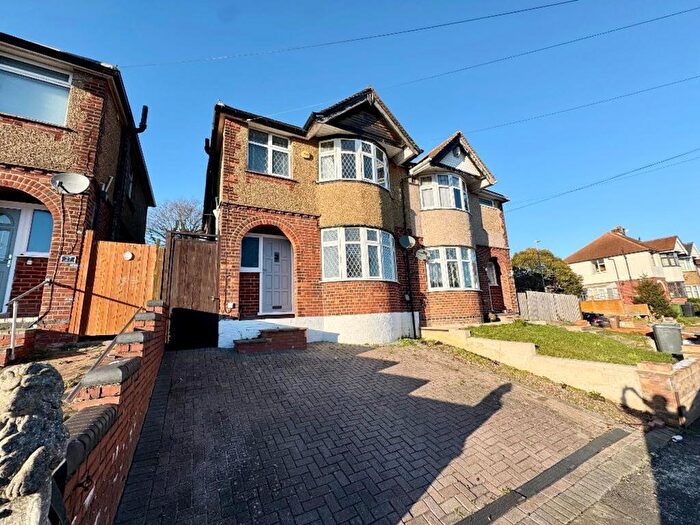 3 Bedroom Semi-Detached House For Sale In Taunton Avenue, Luton, LU2
