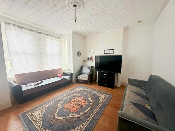 1 Bedroom Flat To Rent In Chase Side, Enfield, EN2