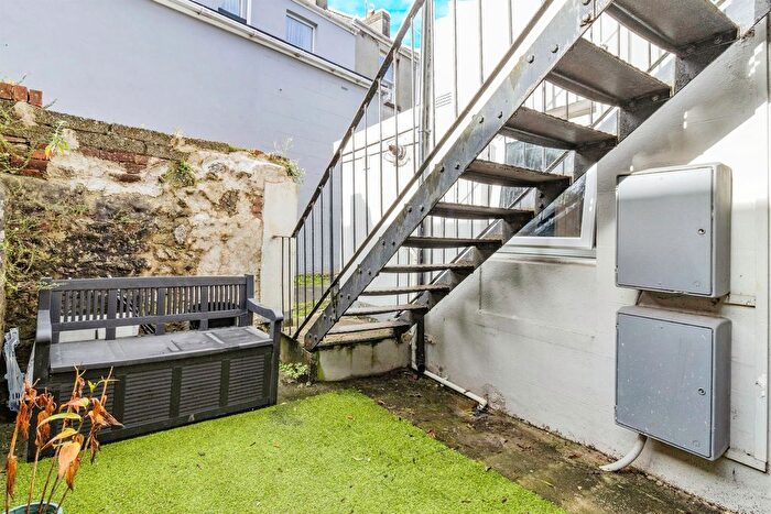 2 Bedroom Flat For Sale In Hele Road, Torquay, TQ2