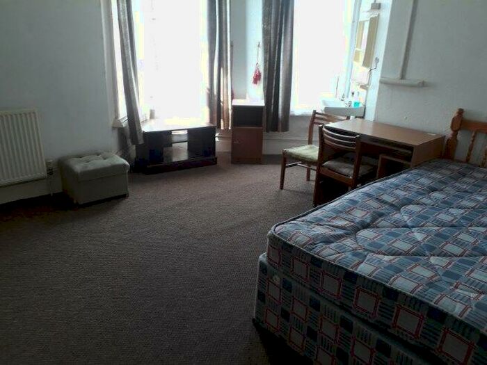 2 Bedroom Flat To Rent In Hill Lane, SO15