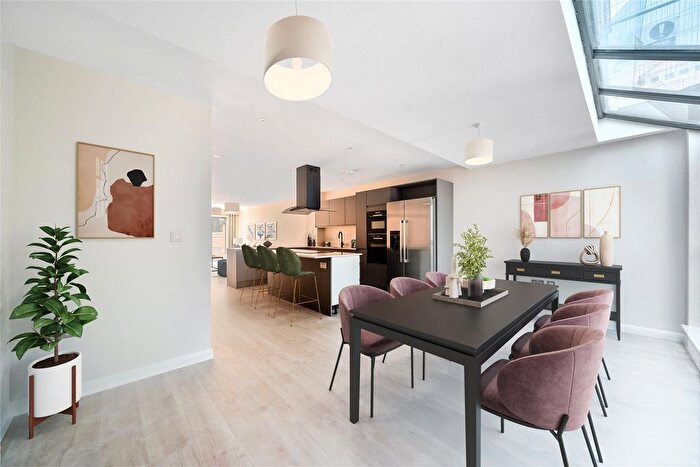 4 Bedroom End Of Terrace House For Sale In Godalming, Surrey, GU7