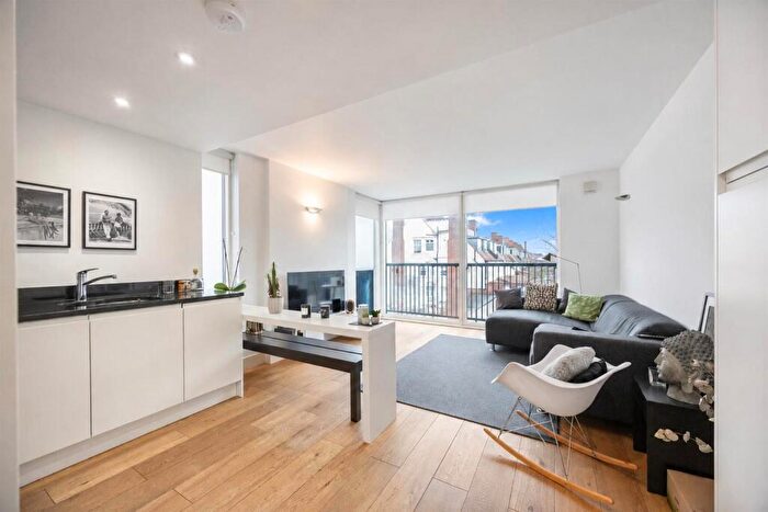 2 Bedroom Apartment To Rent In Walm Lane, NW2