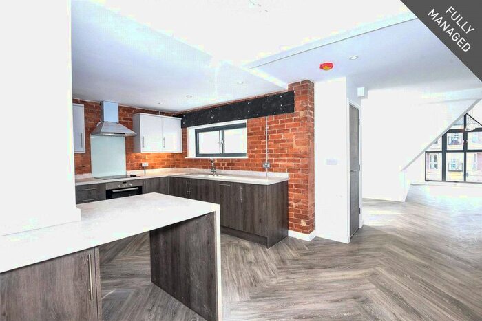 3 Bedroom Flat To Rent In Watlington Street, Reading, Berkshire, RG1