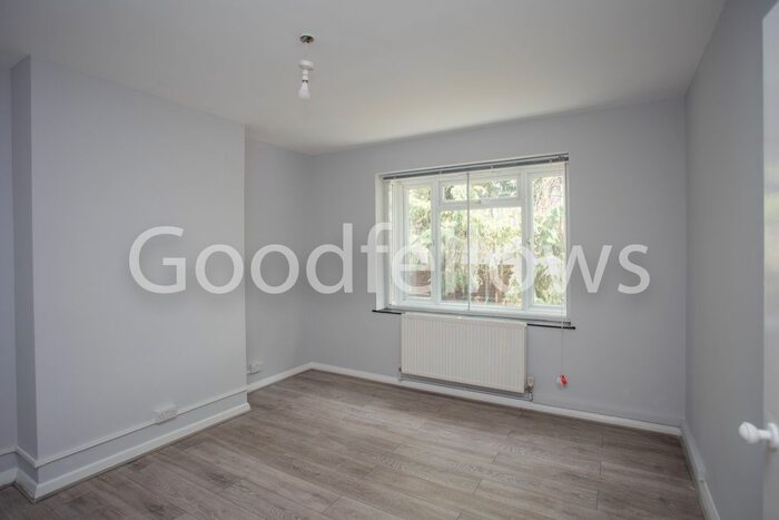 3 Bedroom Flat To Rent In Perth Close, London, SW20