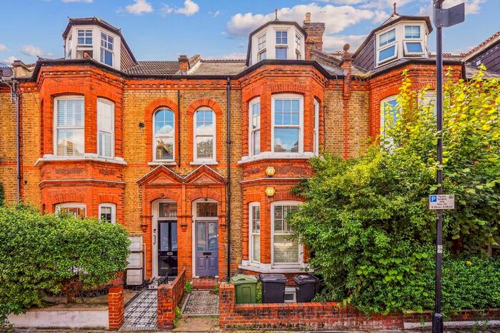 3 Bedroom Flat To Rent In Rosebery Road, London, SW2
