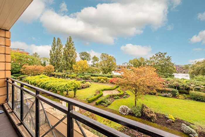 3 Bedroom Flat To Rent In Wyatt Drive, Castelnau, London, SW13